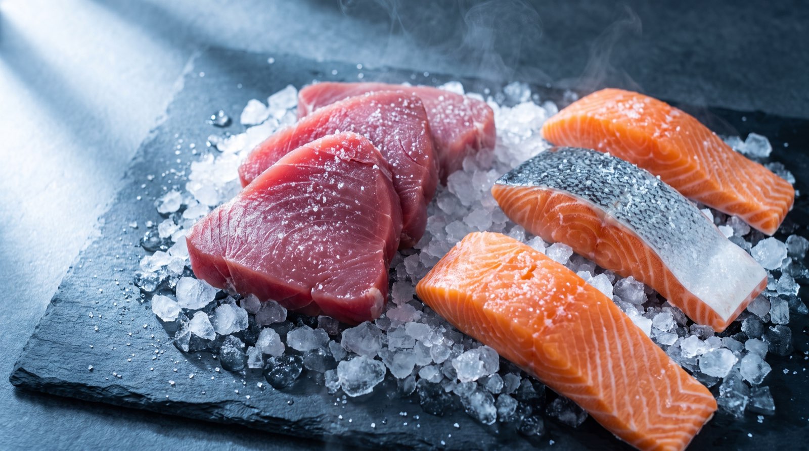 Atun steak y porciones de salmon sobre hielo